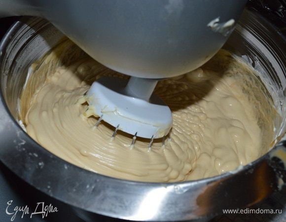 Крем: Делаем обычный заварной крем : желтки взбиваем с сахарной пудрой (здесь можно заменить на сахар . С пудрой желтки быстрее связываются просто) греем молоко (если в безе использовали семена стручка ванили, в молоко запустите сам стручок, в нем еще полно аромата, который он при нагревании молока с радостью передаст), вводим горячее молоко в желтки с сахаром, ставим на водяную баню и мешаем до "полоски на лопатке". Остужаем накрыв пленкой. Взбиваем масло добела. И по ложке вводим остывший заварной крем. Вводим коньяк. Делим крем на две части. Крем N1 - это просто половина нашего белого крема. Если хочется классическое оформление, то нужно еще из первого крема отложить в мини кондитерские мешки по 2 ст.л белого крема, один окрасить розовым и второй- голубым. Делаем из второй части белого крема - КРЕМ N2. Добавляем размешанное в небольшом количестве молока какао, либо растопленный и немного остуженный темный шоколад (100г). И опять же для классического оформления нужен крем N3 - это две ложки крема N1 и половина крема N2, т.е. получаем цвет мокко. Все крема отправить в холодильник застывать в кондитерских мешках минут на 30, если хотите розочки-листочки. Если нет- то можно и минут 10 прямо в мисках:)