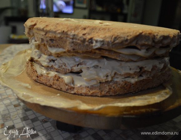 Оформляем: Нижний корж ровной стороной вниз (под него можно ложечку крема, тогда ваш торт не будет ездить по подставке). На него 2/3 крема N1. Верхний корж ровной стороной наверх, на него крем N3. Оставшуюся часть первого крема наносим на бока торта.