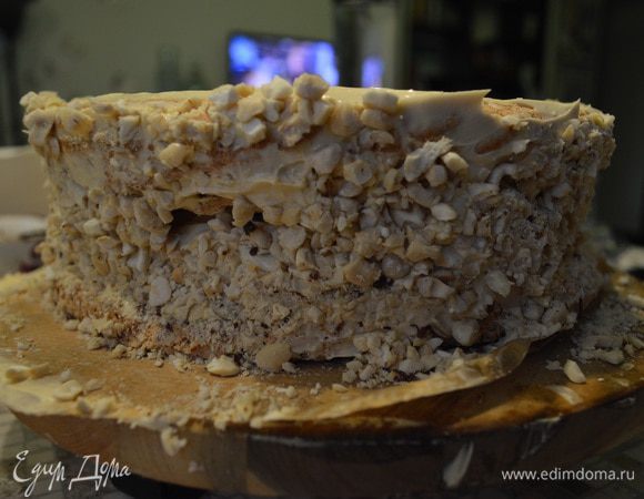 Обсыпать бока торта оставшимися орешками.