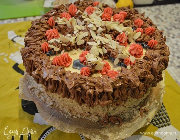 С помощью розового, голубого и шоколадного крема N2 украшаем торт. Можно добавить вафельные розы, миндальные лепестки, ну это уже по настроению.