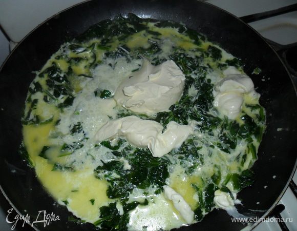 Добавляем сливки, сливочное масло и сыр филадельфия.