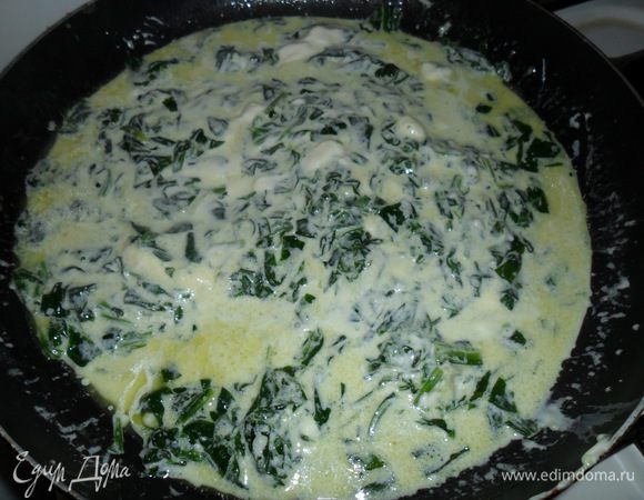 Оставляем на медленном огне буквально на пару минут, постоянно помешивая лопаткой. Соус должен слегка загустеть. 