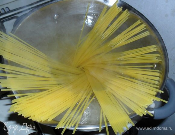 Готовим пасту до состояния al dente. 