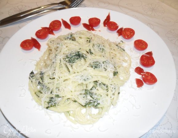 Сливаем воду и в кастрюлю с пастой добавляем соус. Все хорошо перемешиваем. При подаче посыпаем тертым пармезаном. Приятного аппетита!!!