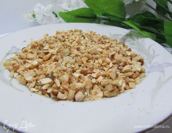 Орешки (у меня смесь: грецкие и кешью) мелко порубить.