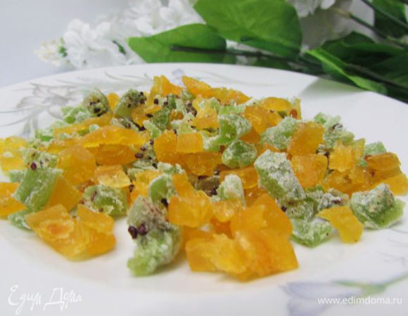 Цукаты (у меня киви и кумкват) мелко порезать.