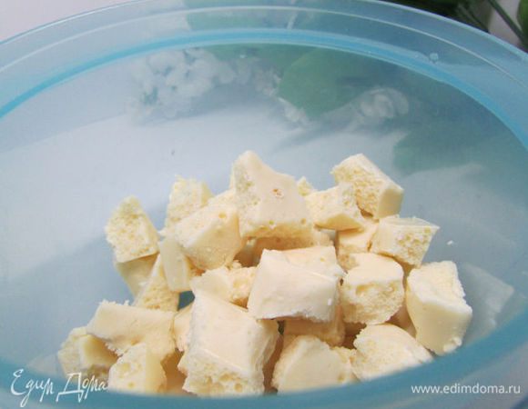 Шоколад (белый пористый) поломать на мелкие кусочки.
