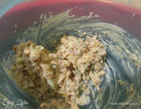 Соединить шоколад, орешки и цукаты. Массу хорошо перемешать.