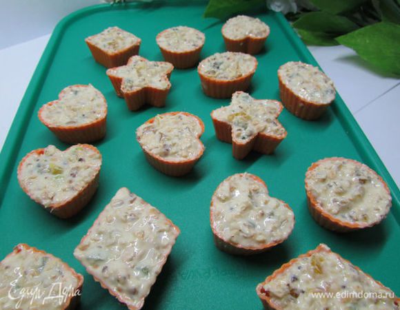 Разложить по формочкам для шоколада и отправить в холодильник до полного застывания.