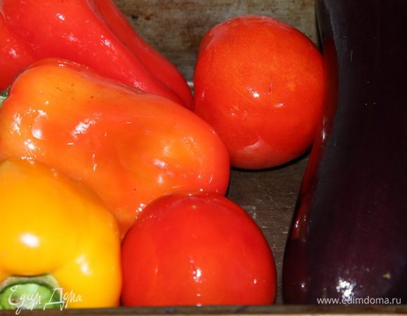 У меня перцы, баклажаны и помидоры запечены заранее: смазала растительным маслом, баклажан наколола в нескольких местах и запекла до готовности. Помидоры и баклажан крупные.