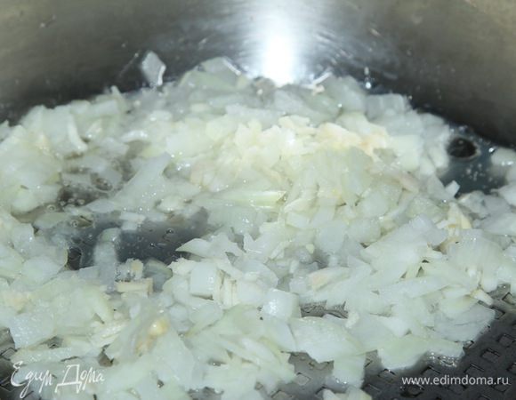 Лук нарезаем мелко, чеснок рубим ножом. На разогретую сковороду добавляем 1 столовую ложку масла, две столовые ложки воды и лук с чесноком, пассеруем до появления устойчивого аромата и растираем щепотку базилика в смесь. Перемешиваем. 