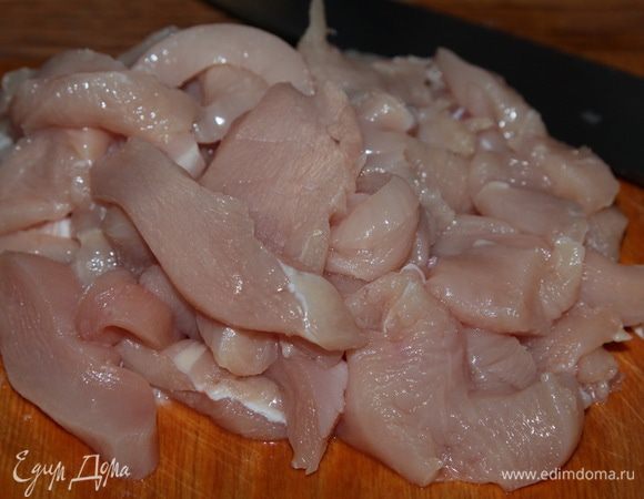 Куриную грудку нарезаем поперек волокон тонкими полосками, один помидор без кожицы нарезаем кубиком.