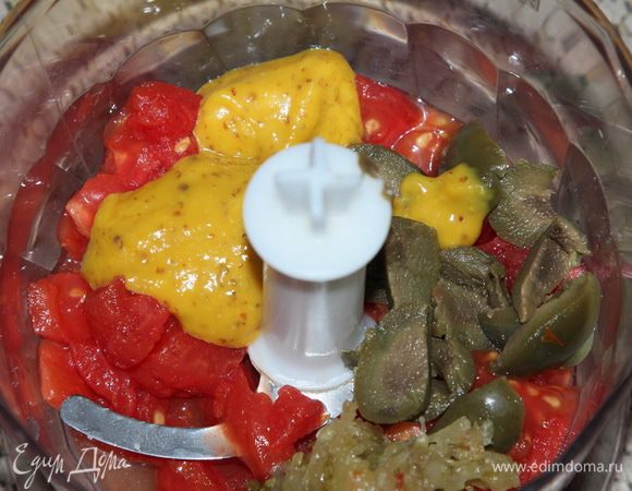 Тем временем в блендер отправляем второй помидор, добавляем горчицу и оливки. Я добавила еще огуречный соус, который мы заготавливали летом - 2 чайные ложки. Взбиваем.