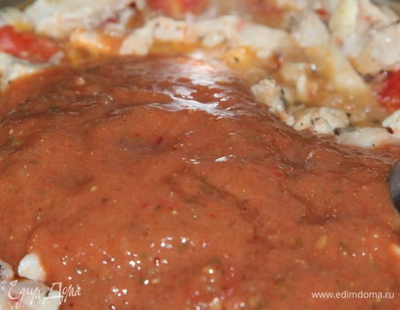 Получившийся соус добавляем к мясу и перемешиваем, оставляем тушиться.