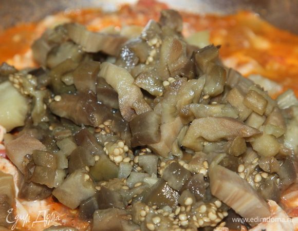 Баклажан чистим и нарезаем, добавляем к мясу и перемешиваем.