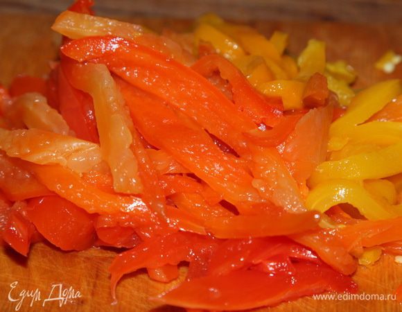 Перцы чистим и нарезаем тонкими полосками.