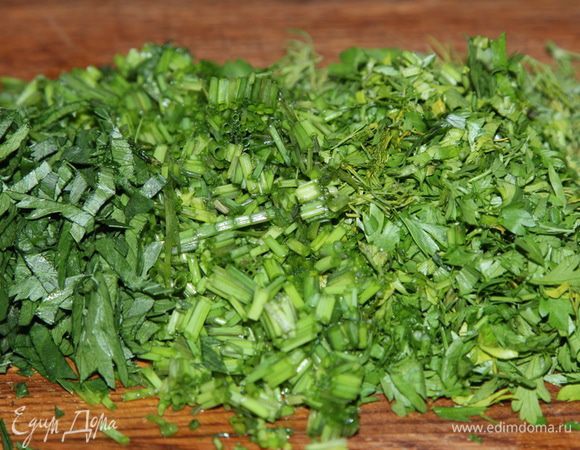 Теперь нарезаем много-много зелени какая вам нравится. У меня пучок шнитт-лука, пучок укропа. Пучок петрушки и несколько веточек сельдерея.