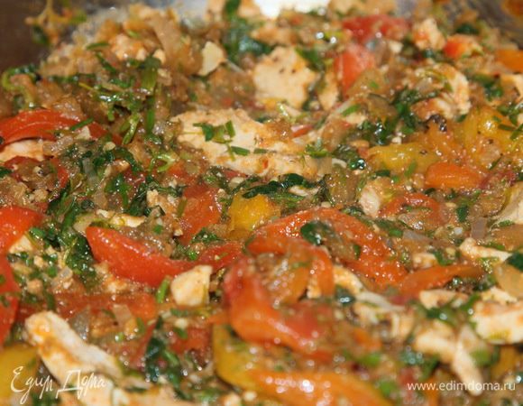 Отправляем все в сковороду, перемешиваем, перчим. Я добавила еще лепестки перца чили. Выключаем огонь и на пару минут накрываем все крышкой: чтобы травки отдалит свой аромат в рагу. Вот такая красота получается.