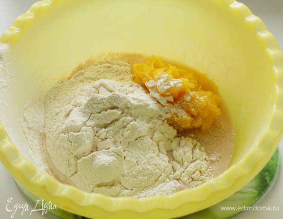  В дрожжевую смесь добавить тыквенное пюре.(Запечь в микре без воды)
 Частями просеять муку, 