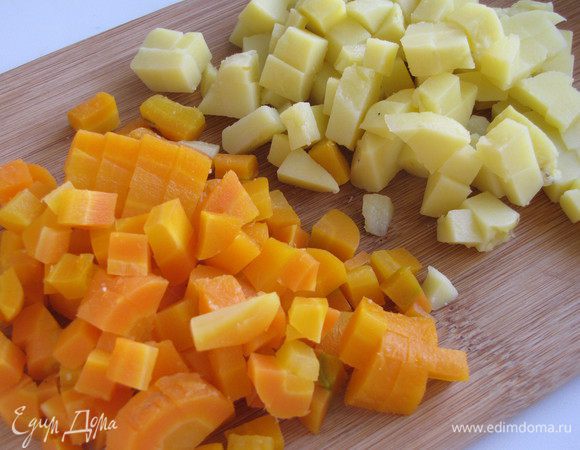 Морковь и картофель нарезать мелким кубиком.
