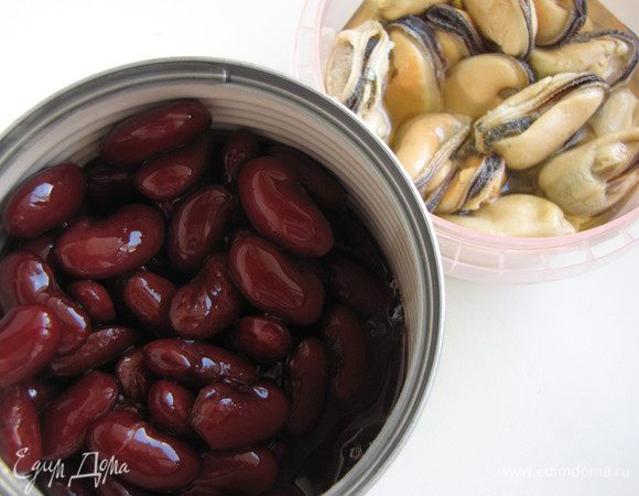 Открыть баночки с фасолью и копчеными мидиями.