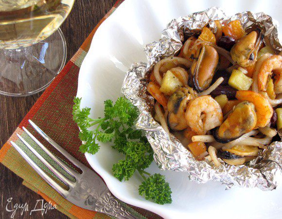 Подавать на тарелке прямо в фольге. Можно сверху присыпать обжаренным слегка луком-пореем (у меня не было). Приятного аппетита!