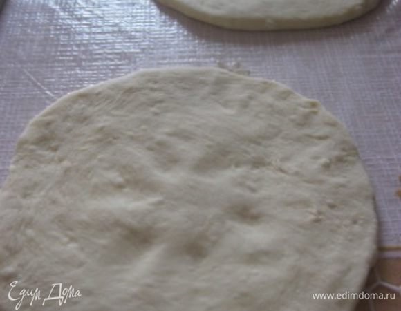 Каждый кусочек раскатать в круг.
* Раскатывать лепешки нужно не очень тонко, в диаметре примерно 15-17 см.

Сковороду с маслом разогреть.
Жарить лепешки с двух сторон, до золотистого цвета, на среднем огне.
* Масла в сковороде должно быть достаточно, так чтобы лепешки бОльшей частью " плавали" в масле)