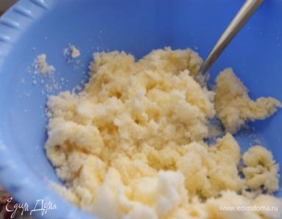 Готовим тесто. Мягкое сливочное масло растереть с сахаром и ванильным сахаром.