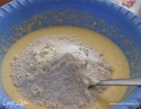 Просеять муку с разрыхлителем. Тщательно перемешать.