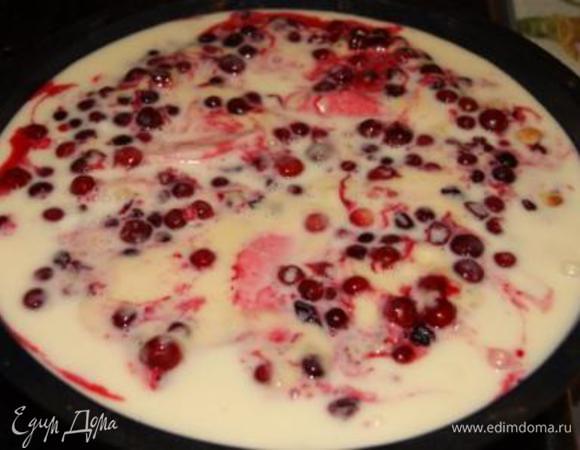 Для заливки соединить все ингредиенты. Вылить заливку на пирог, отправить пирог в духовку еще на 30-35 минут.