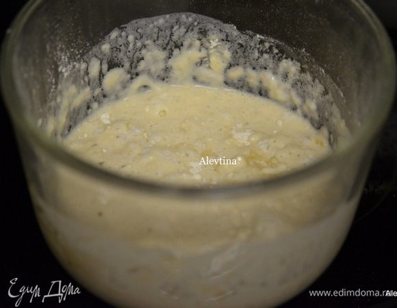 Молоко слегка подогреть. Смешать в миске все кроме яйца,тесто будет слегка комковатым. Накрыть пленкой и дать постоять 3 часа. Затем поставить в холодильник на ночь.