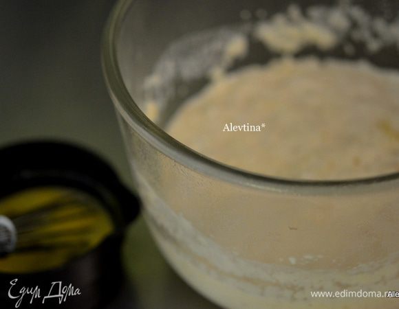 Разогреть сковороду, добавить 1 ч.л. растительного масла и 1 ч.л. сливочного масла. В тесто добавить слегка взбитое яйцо и перемешать.