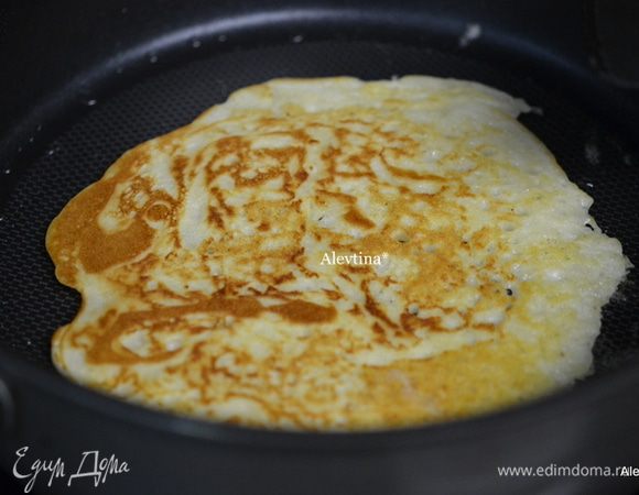 Выкладывать на сковороду по ½ стак. теста, приподнимать края сковороды давая тесту разойтись по дну. Обжаривать с двух сторон как обычно. Так поступаем с каждой порцией теста.