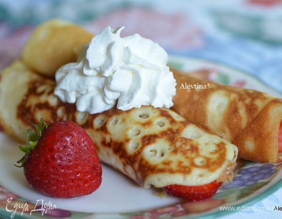 Для начинки с клубникой, например. Клубнику порезать пластинками. Каждый готовый блинчик обмазать сметаной, посыпать коричневым сахаром, выложить клубнику и свернуть рулетом. Подаем с сиропом или сметаной или взбитыми сливками. Приятного аппетита.