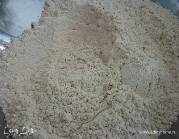 Духовку разогреть на 220 гр. В большой миске перемешать муку, соль и кунжут. . 
