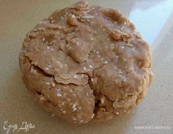 Добавить масло и воду. Тесто очень легко и быстро замешивается, сформировать шар.
