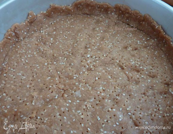 Раскатать и уложить в форму  диаметром 24 см, сформировать бортик. 

