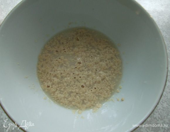 Во первых надо активировать дрожжи. Если у вас есть под рукой быстрорастворимые дрожжи, этот шаг можно пропустить. В емкость вылить молоко комнатной температуры, это очень важно, высыпать дрожжи и добавить столовую ложку сахара, легко перемешать и оставить на 30 минут.