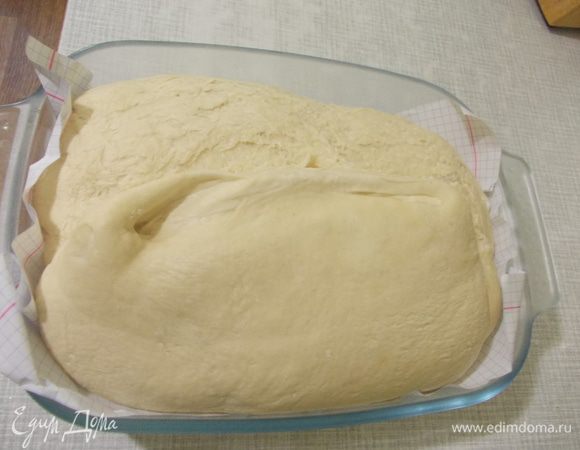 Достаем тесто. Сливочное масло, надо нарезать равномерным слоем и сформировать квадрат. Тесто раскатать равномерно и в форме прямоугольника. Выложить сливочное масло на часть теста и другой частью его нарыть и раскатать. Тесто раскатывать в прямоугольник и складывать в 3ое. Раскатывать и складывать тесто таким образом 4-5 раз. Форму выстилаем бумагой и посыпаем мукой. Выкладываем тесто и ставим в холодильник еще менее чем на 8 часов, желательно на ночь. Вот как оно у меня выглядело на следующий день. 