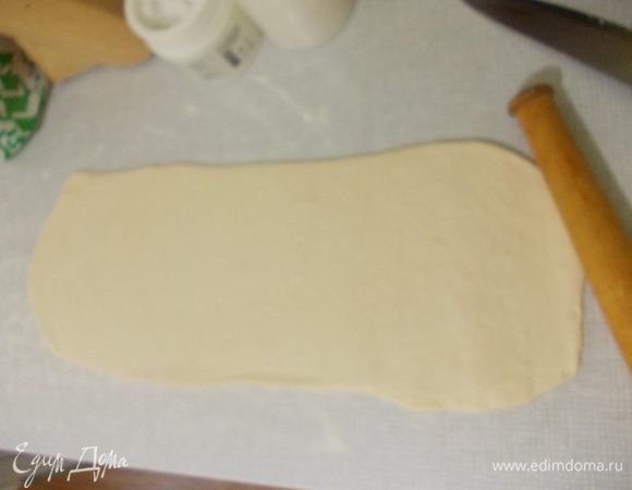 Ну вот мы на финишной прямой. Сама не верила этому.  Тесто делим ровно на пополам. Часть теста выкладываем на посыпанную мукой поверхность. Раскатываем тесто в красивый прямоугольник. Он должен получится около 55 см. 