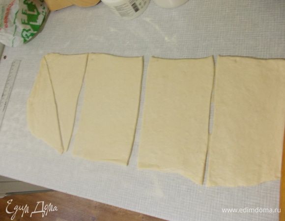 Тесто делим на 4 части. Я отмеряла линейкой и получилось приблизительно по 13 см. Затем каждую часть делим по диагонали.