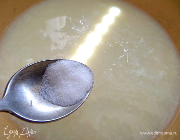 В кефир комнатной температуры добавить соль,сахар.