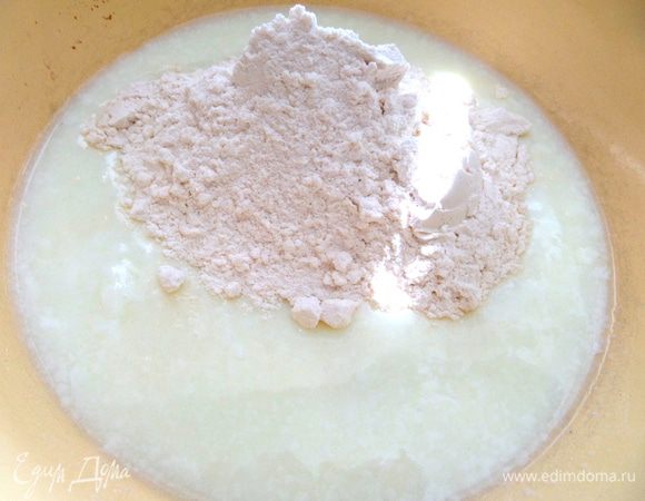 Всыпать муку с разрыхлителем (можно соду-0.5 ч.л.).