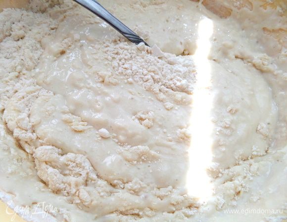 Замешиваем тесто как на оладьи. Даём постоять.