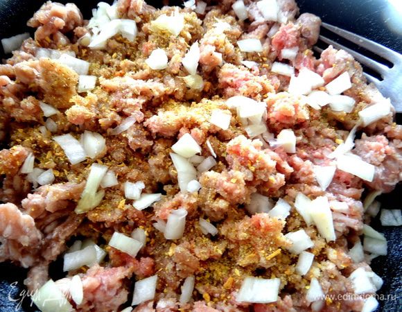 В это время обжариваем фарш (у меня говяжий) с луком и приправами...Фарш при этом разминаем вилкой в мелкую крупинку.