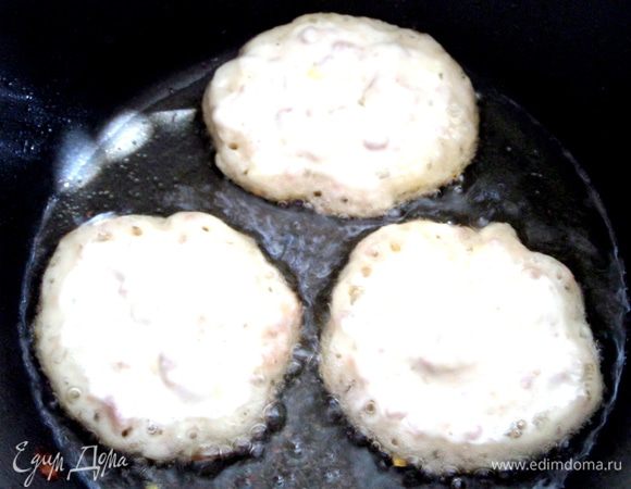 Жарим оладьи в разогретом масле...