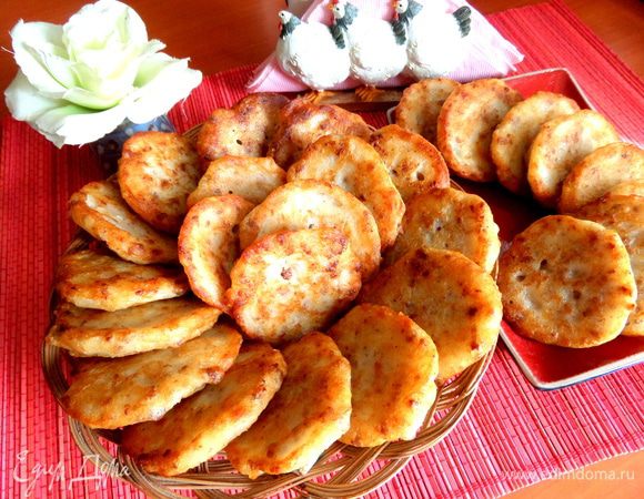 Подаём к чаю или берём с собой на прогулку,пикник или на работу. В любом случае отлично утоляют голод и хочется стащить очередную оладушку с мяском))