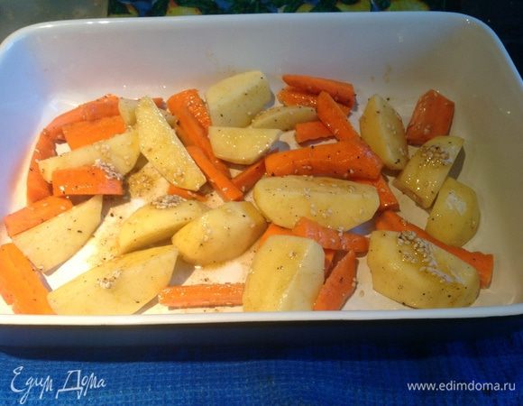 Овощи выложите в форму для запекания.