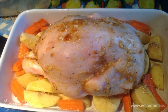 Подготовленную курицу со всех сторон и внутри смажьте глазурью, и выложите на овощи.