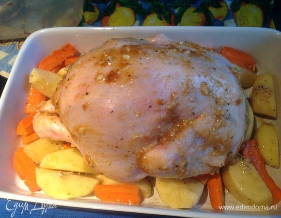 Подготовленную курицу со всех сторон и внутри смажьте глазурью, и выложите на овощи.